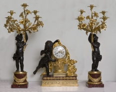 Каминный гарнитур « Амур, подымающий завесу времени»: часы и пара канделябров на 5 свечей