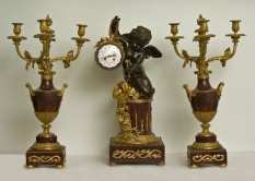 Каминный гарнитур  Daniere  «Амур, указывающий время»: часы и пара канделябров на 3 свечи.